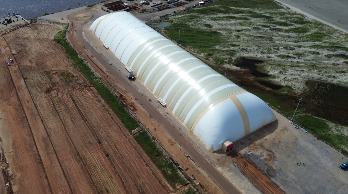 Pavilhão insuflável XEUS AIR DOME instalado numa obra
